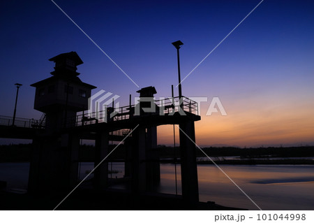 岩手県北上市 夕焼けの北上川 岩手県北上市 夕焼けの北上川 101044998