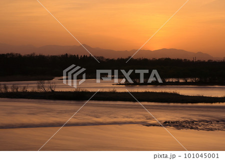 岩手県北上市　夕焼けの北上川 101045001