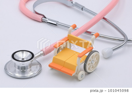 医療関係のイメージ（車椅子と聴診器） 101045098