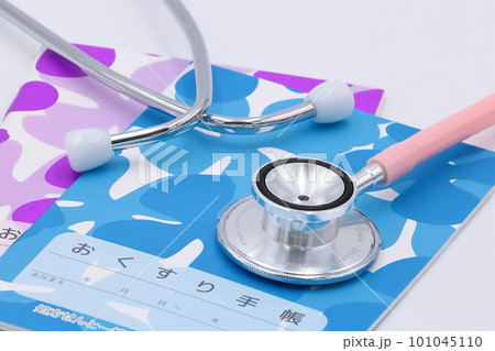 医療関係のイメージ(聴診器とおくすり手帳) 医療関係のイメージ(聴診器とおくすり手帳) 101045110
