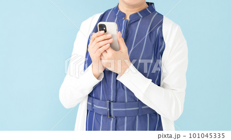 スマホを持つ女性 手元 スマホを持つ女性 手元 101045335