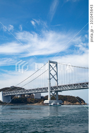 観潮船から眺めた大鳴門橋と渦潮 観潮船から眺めた大鳴門橋と渦潮 101045643