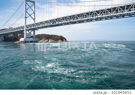 観潮船から眺めた大鳴門橋と渦潮 観潮船から眺めた大鳴門橋と渦潮 101045651