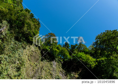 【日本の滝百選】大山滝周辺の崖と青空1　鳥取県東伯郡琴浦町 101045896