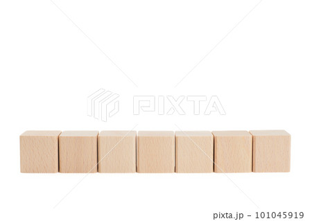横に並べた四角いブロック7個 積み木 白い背景 横に並べた四角いブロック7個 積み木 白い背景 101045919