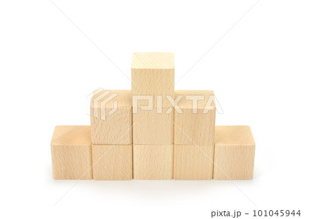 山形3段に積んだブロック　積み木　白バック 101045944