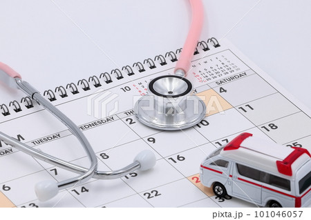 医療関係のイメージ（聴診器と救急車） 101046057