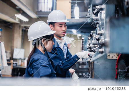 発電所で働くスタッフ 101046288