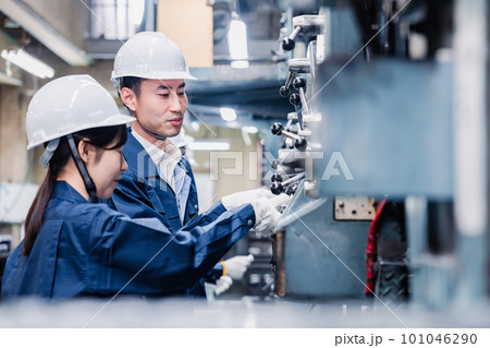 発電所で働くスタッフ 101046290