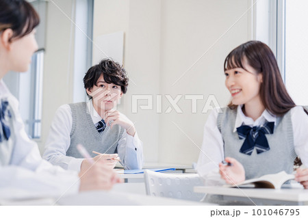 教室でディベートをする高校生 101046795