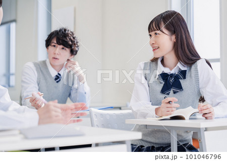 教室でディベートをする高校生 101046796