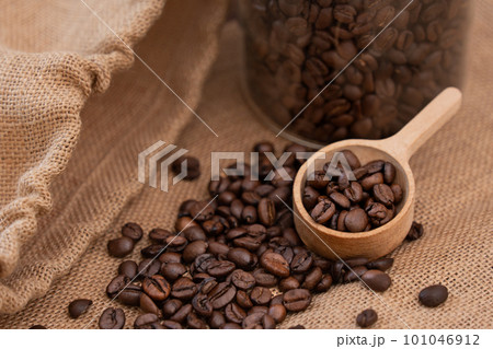 麻袋に入ったコーヒー豆 麻袋に入ったコーヒー豆 101046912