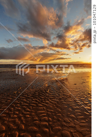 selective focus, view of setting sun and sky with clouds. nature background, peaceful abstract light selective focus, view of setting sun and sky with clouds. nature background, peaceful abstract light 101047129