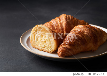 半分にカットしたクロワッサン 101047234