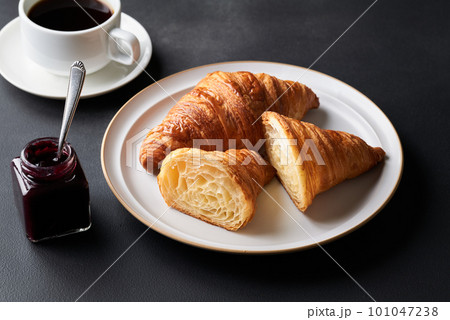 半分にカットしたクロワッサン 101047238