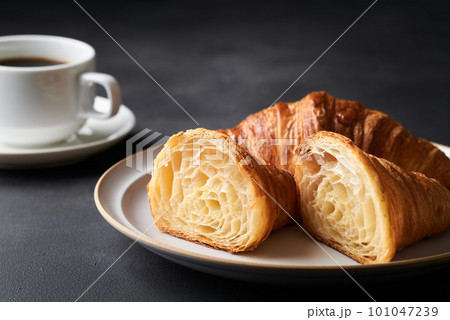 半分にカットしたクロワッサン 101047239