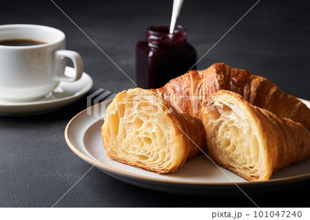 半分にカットしたクロワッサン 101047240