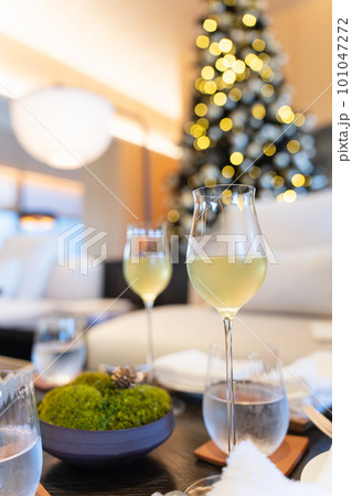 おしゃれな松ぼっくりと水と緑茶 おしゃれな松ぼっくりと水と緑茶 101047272