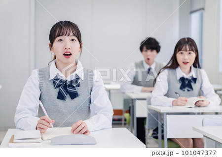 授業中に驚く高校生 授業中に驚く高校生 101047377