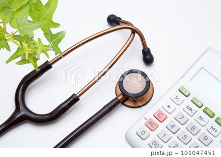 聴診器と電卓 101047451