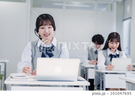 デジタル端末で授業を受ける高校生 デジタル端末で授業を受ける高校生 101047695