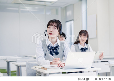 デジタル端末で授業を受ける高校生 デジタル端末で授業を受ける高校生 101047716