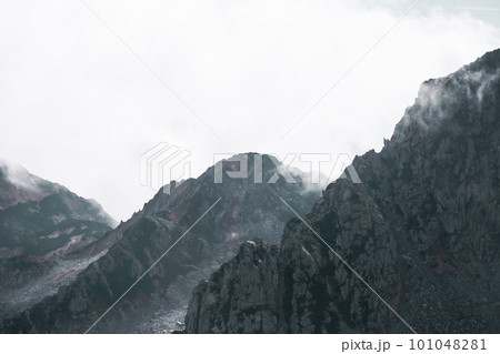 秋の立山連峰 101048281