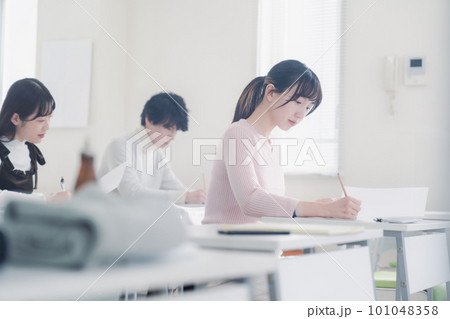 試験を受ける私服の受験生 試験を受ける私服の受験生 101048358