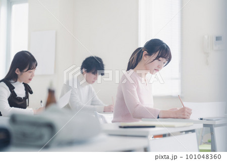 試験を受ける私服の受験生 101048360