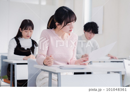 試験を受ける私服の受験生 試験を受ける私服の受験生 101048361