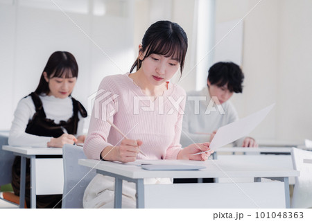 試験を受ける私服の受験生 101048363