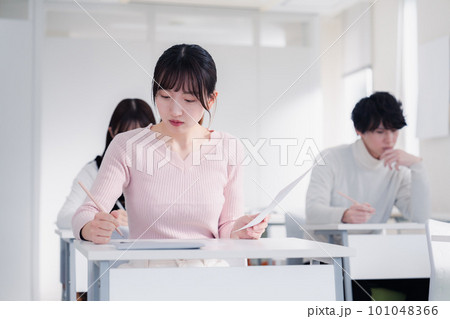 試験を受ける私服の受験生 101048366