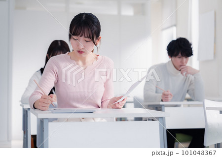 試験を受ける私服の受験生 試験を受ける私服の受験生 101048367