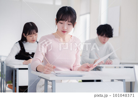 試験を受ける私服の受験生 試験を受ける私服の受験生 101048371