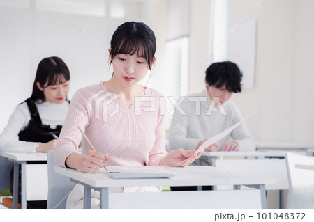 試験を受ける私服の受験生 101048372