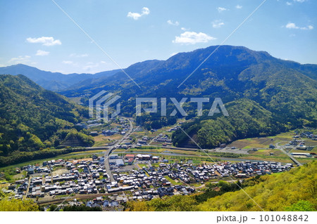 兵庫　竹田城から見下ろす町並み 101048842