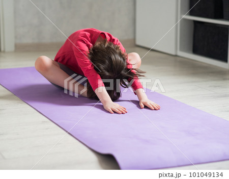 Child goes in for sports at home, home workout 101049134
