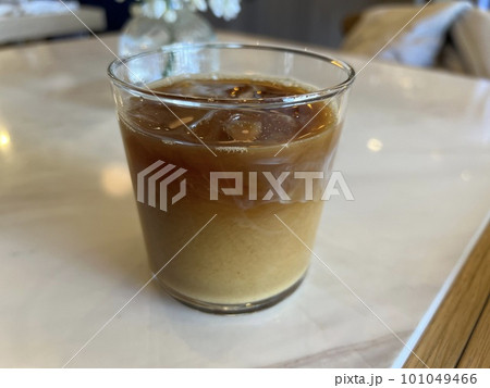 テーブルに置かれたカフェラテ 101049466