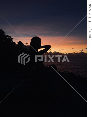 夕暮れに映える女性 夕暮れに映える女性 101049736