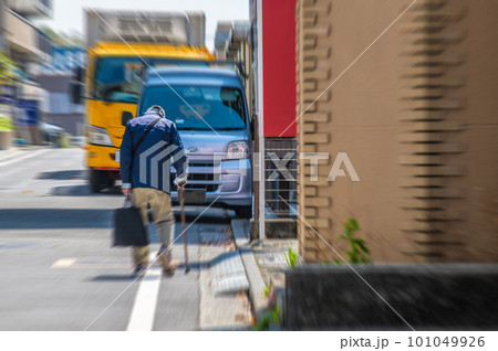 日本の東京都市景観 高齢化社会。(駐車している車をよけて歩く高齢者)=横浜市内 日本の東京都市景観 高齢化社会。(駐車している車をよけて歩く高齢者)=横浜市内 101049926