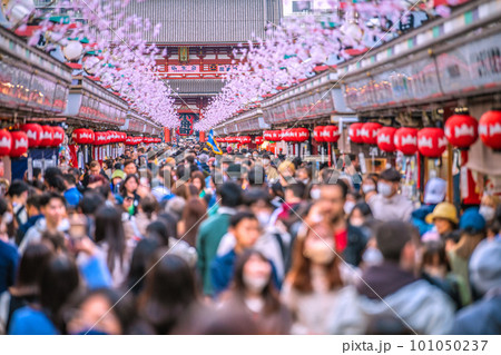 日本の東京都市景観 個人判断のマスク着用…浅草寺は驚愕の人流、もはやカオス…外国人も急増＝3月29日 101050237