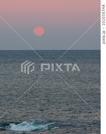 伊勢志摩　秋の安乗岬から水平線上の満月を臨む 101050348