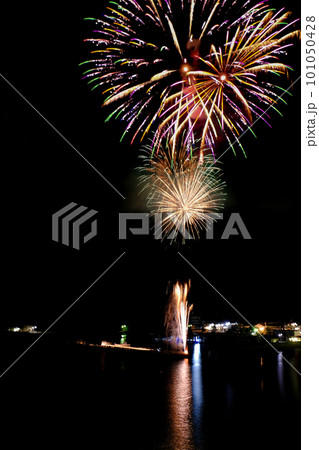海上に映る花火 101050428