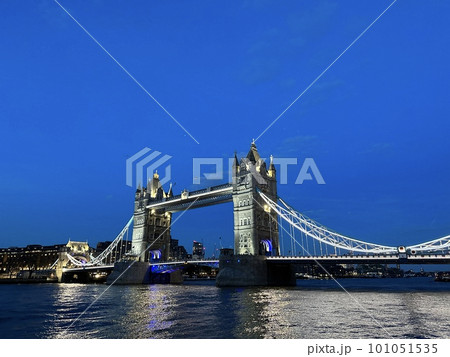 夜のタワーブリッジ 101051535