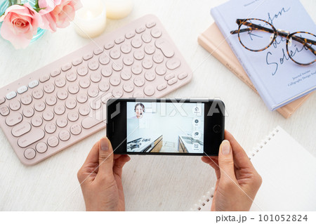 スキンケアをする女性 101052824