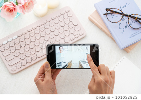 スキンケアをする女性 101052825