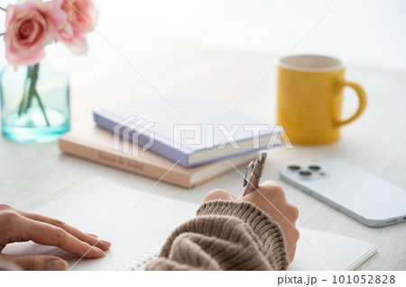 スキンケアをする女性 101052828