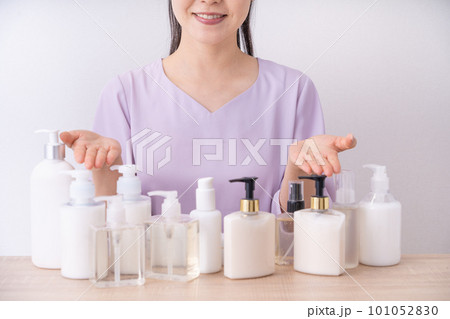 スキンケアをする女性 101052830