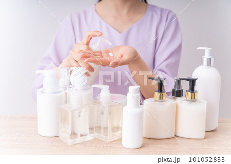 スキンケアをする女性 101052833