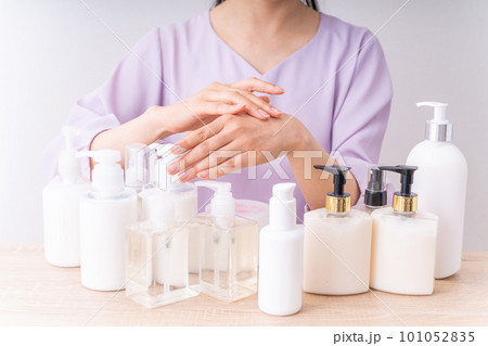 スキンケアをする女性 101052835